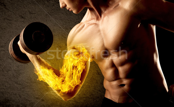 Muskuläre Bodybuilder Heben Gewicht flammenden Bizeps Stock foto © ra2studio