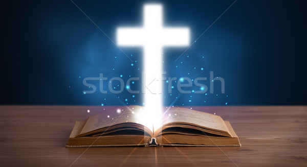 Abrir bíblia atravessar meio Foto stock © ra2studio