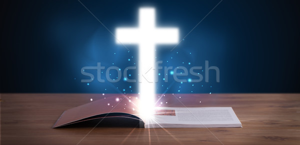 [[stock_photo]]: Ouvrir · bible · croix · milieu
