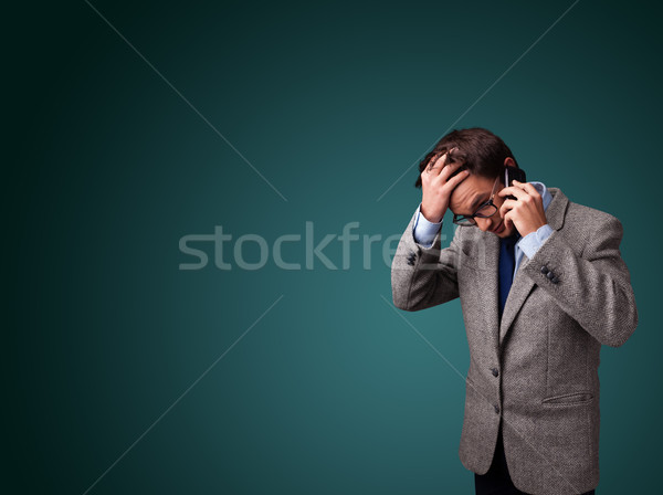 Jonge man telefoongesprek exemplaar ruimte permanente hand Stockfoto © ra2studio