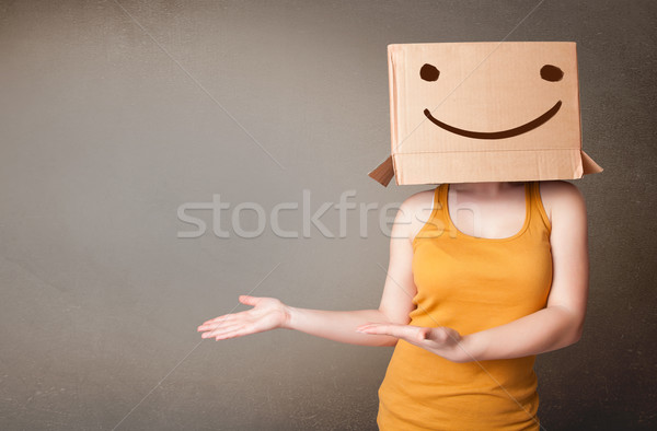 Fiatal hölgy gesztikulál kartondoboz fej mosoly Stock fotó © ra2studio