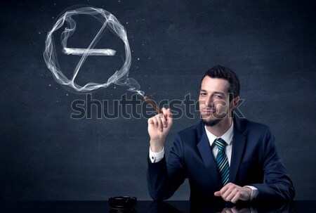 Foto stock: Joven · fumar · insalubre · cigarrillo · signo