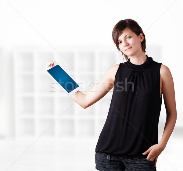 Stockfoto: Jonge · vrouw · naar · moderne · tablet · jonge · zakenvrouw