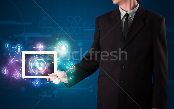 Jonge zakenman tonen sociale netwerken technologie Stockfoto © ra2studio