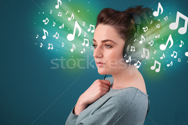 Mulher jovem fones de ouvido ouvir música bastante notas Foto stock © ra2studio