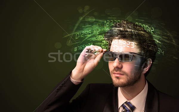 Foto stock: Homem · de · negócios · olhando · alto · tecnologia · número · computador