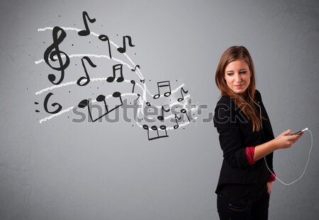 Foto stock: Atractivo · jóvenes · dama · cantando · escuchar · música · notas · musicales