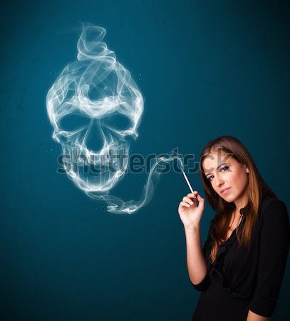 Foto stock: Mulher · jovem · fumador · perigoso · cigarro · tóxico · crânio