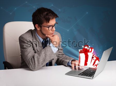 Stock foto: Gut · aussehend · junger · Mann · Sitzung · Schreibtisch · eingeben · Laptop