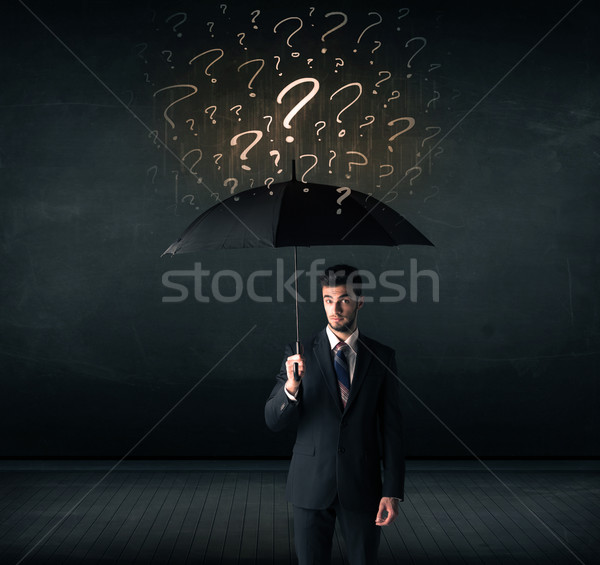 Foto stock: Empresario · paraguas · signos · de · interrogación · hombre · tormenta