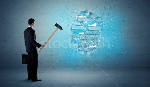 Geschäftsmann Backsteinmauer riesige Hammer schmutzig Mann Stock foto © ra2studio