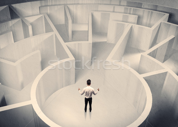Om de afaceri în picioare labirint confuz om de afaceri Imagine de stoc © ra2studio
