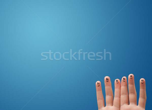 Foto stock: Feliz · rosto · sorridente · dedos · olhando · vazio · azul