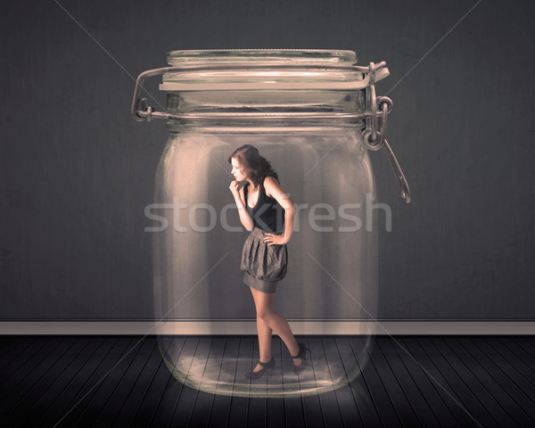 Femeie de afaceri prins sticlă borcan spaţiu finanţa Imagine de stoc © ra2studio