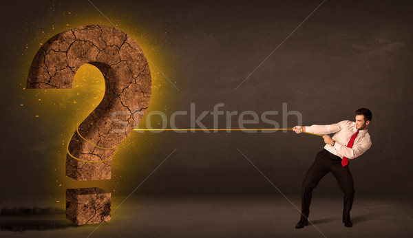 Foto stock: Hombre · de · negocios · grande · sólido · signo · de · interrogación · piedra