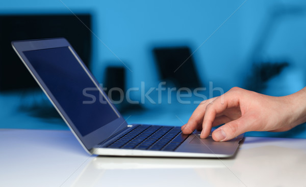 Biznesmen nowoczesne laptop kolorowy biuro Zdjęcia stock © ra2studio