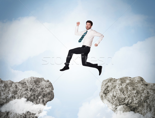 Gelukkig zakenman springen klif man berg Stockfoto © ra2studio