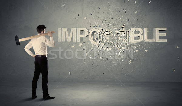 Om de afaceri imposibil semna ciocan perete Imagine de stoc © ra2studio