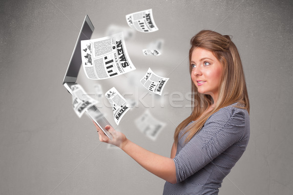Lezser csinos fiatal nő notebook olvas robbanékony Stock fotó © ra2studio