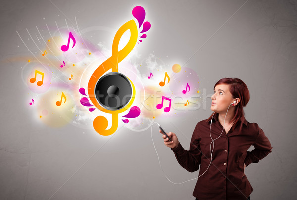 Bastante nina cantando escuchar música notas musicales fuera Foto stock © ra2studio