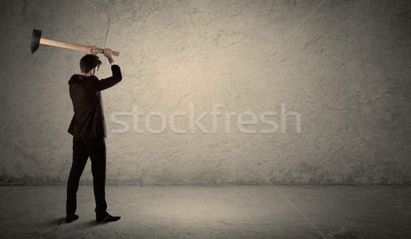 Geschäftsmann stehen schmutzig Wand Hammer Kopie Raum Stock foto © ra2studio