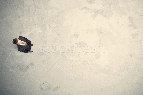 Człowiek biznesu górę stałego kopia przestrzeń pustyni biuro Zdjęcia stock © ra2studio