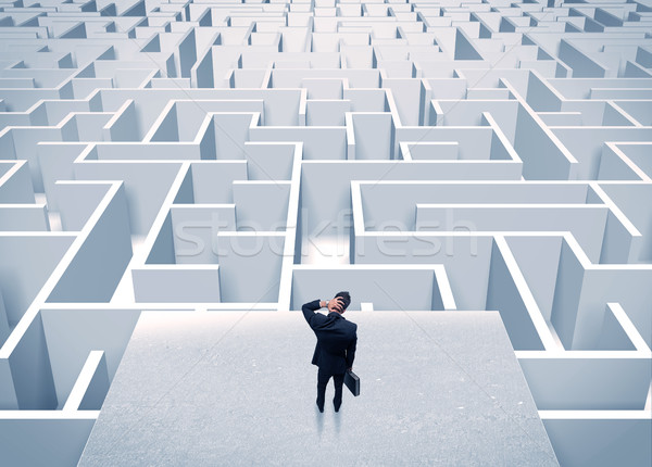 Om de afaceri infinit labirint elegant în picioare Imagine de stoc © ra2studio