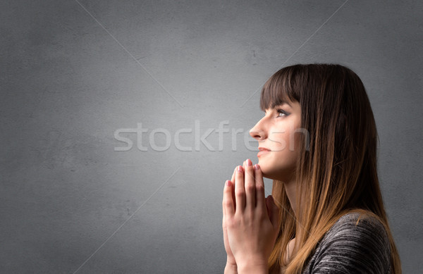 Modląc młoda dziewczyna młoda kobieta szary miłości świetle Zdjęcia stock © ra2studio