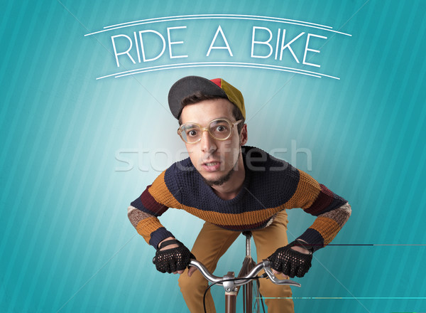 Ciclist bicicletă tineri tip om fericit Imagine de stoc © ra2studio