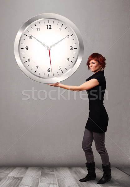 Anziehend Dame halten riesige Uhr jungen Stock foto © ra2studio