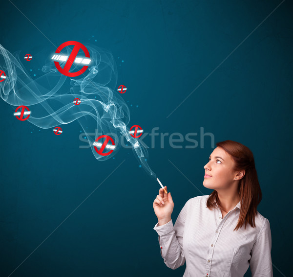 Foto stock: Mulher · jovem · fumador · perigoso · cigarro · sinais
