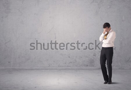 Jungen Geschäftsmann stehen verwechselt überrascht Umsatz Stock foto © ra2studio