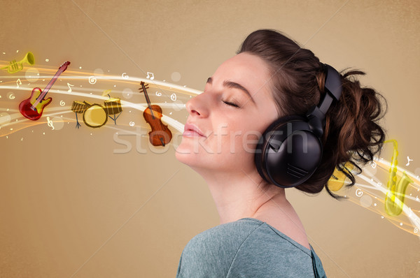 Jonge vrouw hoofdtelefoon luisteren naar muziek mooie vrouw muziek Stockfoto © ra2studio