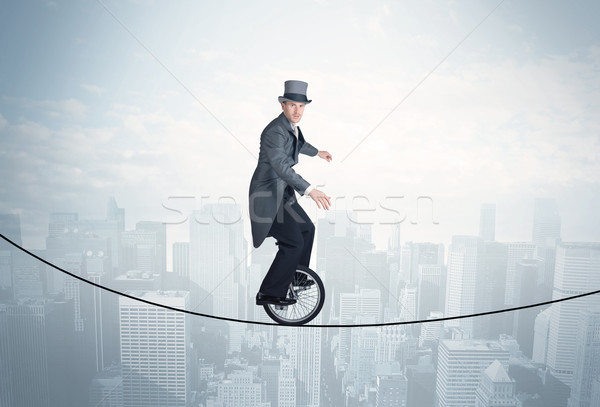 Coraggiosi ragazzo equitazione corda sopra cityscape Foto d'archivio © ra2studio