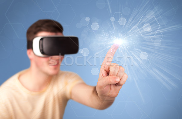 Foto stock: Homem · virtual · realidade · óculos · de · proteção · jovem