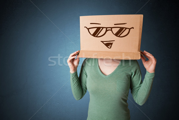 Foto stock: Jóvenes · dama · caja · de · cartón · cabeza · sonrisa