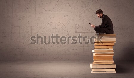 Biznesmen posiedzenia książek poważny garnitur Zdjęcia stock © ra2studio