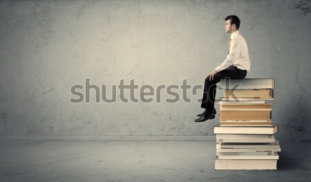 Student vergadering boeken ernstig elegante Stockfoto © ra2studio