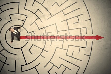 Om de afaceri în picioare labirint roşu săgeată Imagine de stoc © ra2studio