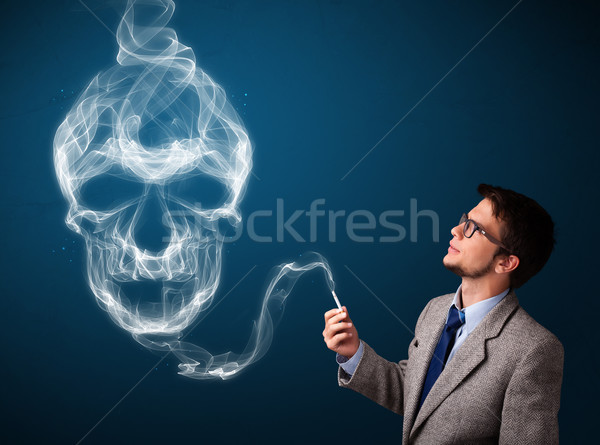 Stockfoto: Jonge · man · roken · gevaarlijk · sigaret · giftig · schedel