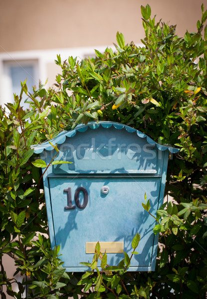 In sus cutie poştală stradă gard hârtie perete Imagine de stoc © ra2studio
