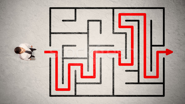 Pierdut om de afaceri mod labirint roşu săgeată Imagine de stoc © ra2studio