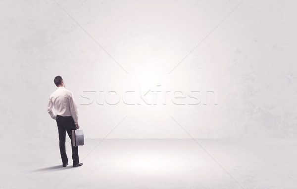 Financiar trabalhador em pé nada elegante Foto stock © ra2studio