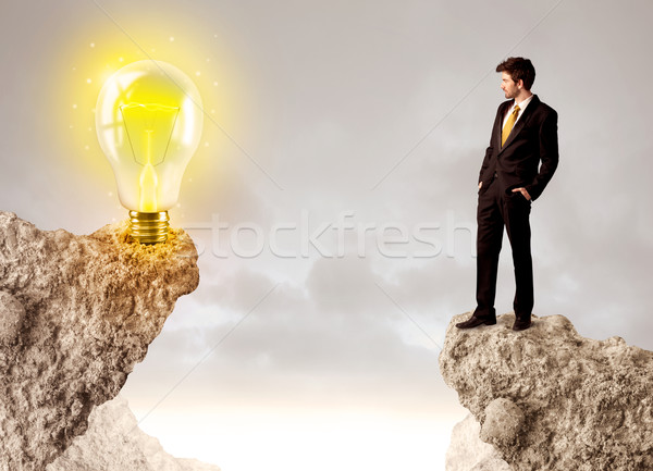 Zakenman rock berg idee lamp permanente Stockfoto © ra2studio