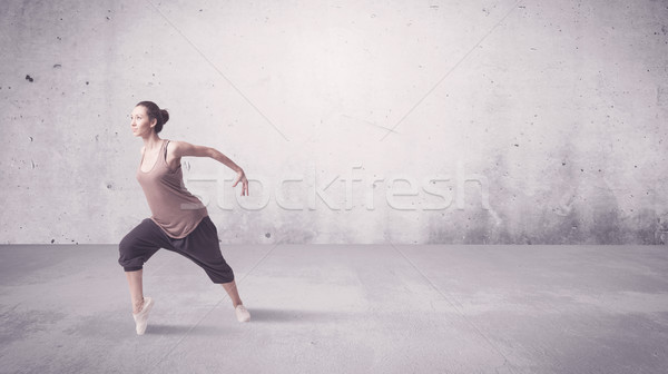 Destul de urban dansator gol frumos tineri Imagine de stoc © ra2studio