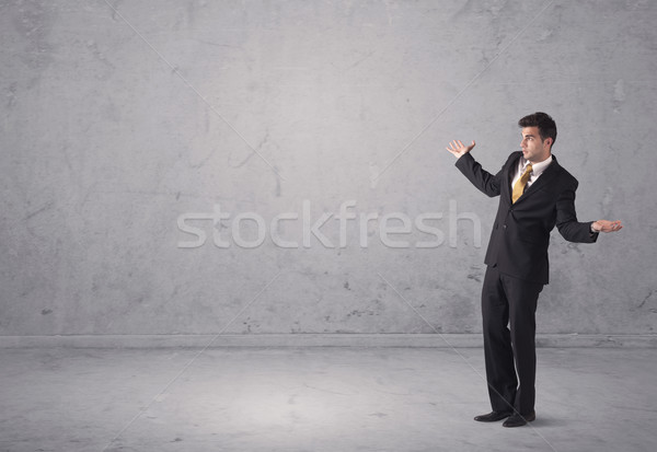 Jungen Geschäftsmann stehen verwechselt überrascht Umsatz Stock foto © ra2studio