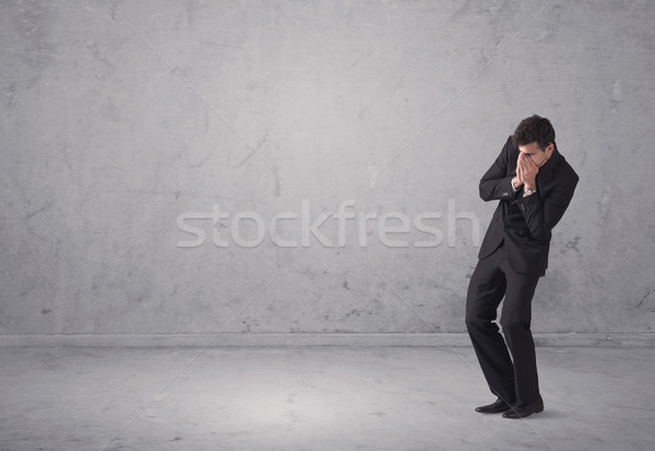 Jungen Geschäftsmann stehen verwechselt überrascht Umsatz Stock foto © ra2studio