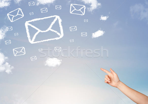 Mână îndreptat poştă simbol nori Blue Sky Imagine de stoc © ra2studio