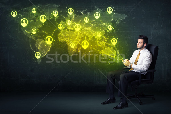 Empresário escritório comprimido rede social mapa do mundo telefone Foto stock © ra2studio