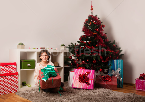 Szczęśliwy dzieci christmas obecnej choinka dziewczyna Zdjęcia stock © ra2studio